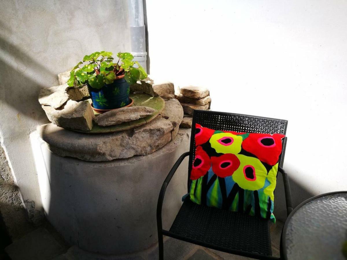 Cres Art Studio Kuning Apartment Bagian luar foto