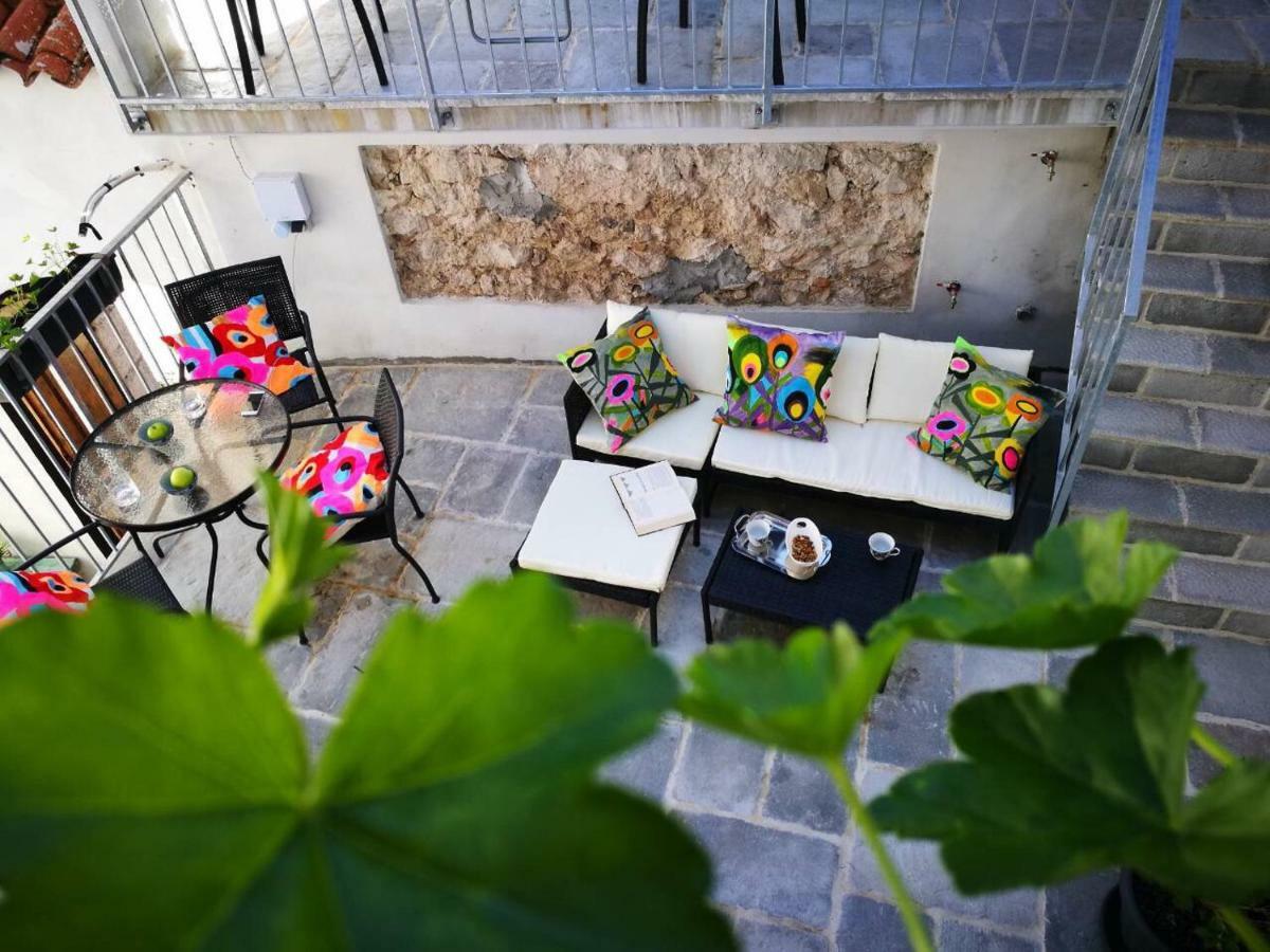 Cres Art Studio Kuning Apartment Bagian luar foto
