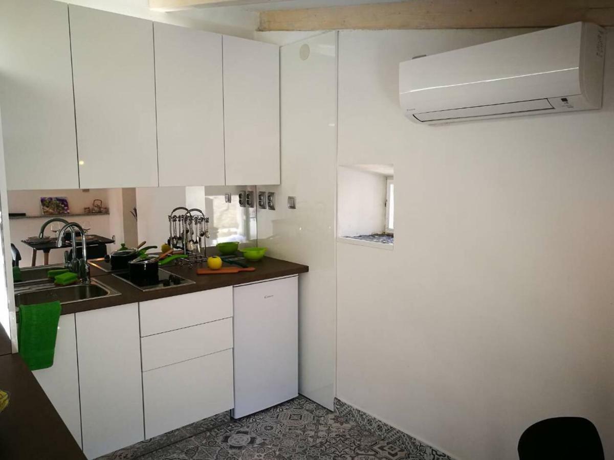 Cres Art Studio Kuning Apartment Bagian luar foto