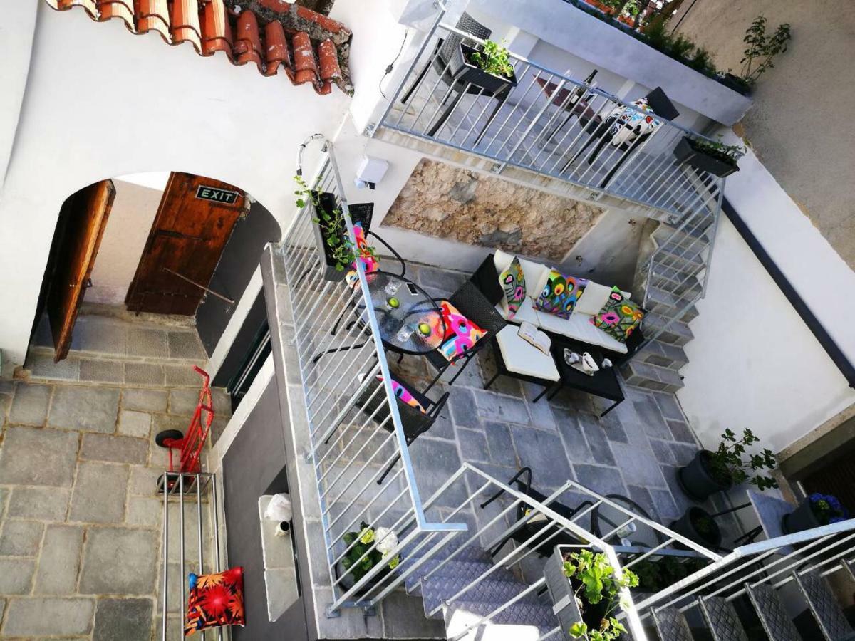 Cres Art Studio Kuning Apartment Bagian luar foto